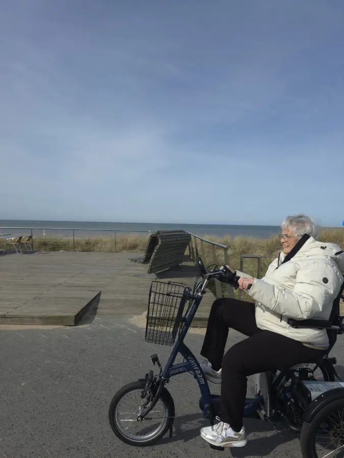 Dame op een Easy Rider van Van Raam bij Fietsen in Egmond aan zee