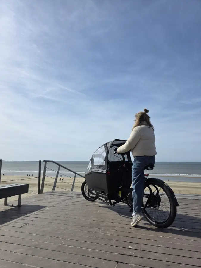 Klant haalt fiets op bij Fietsen in Egmond aan de Trompstraat in Egmond aan Zee